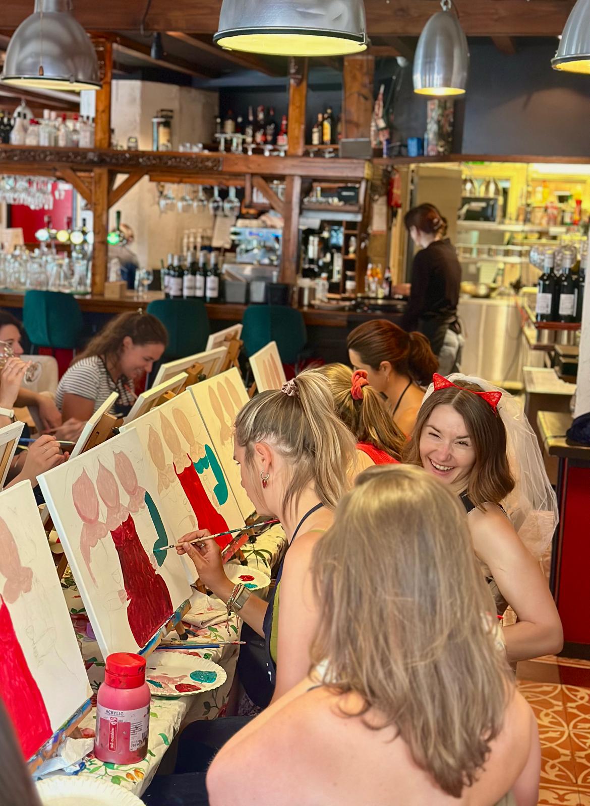 Vrijgezellenfeest met sip & paint workshop aan de bar van een restaurant